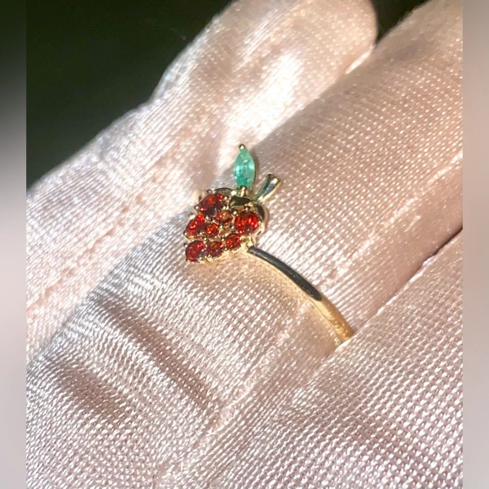 14K Yellow Gold & Rubies & Emerald cute Strawberry 🍓 ring 💍 - Picture 6 of 7